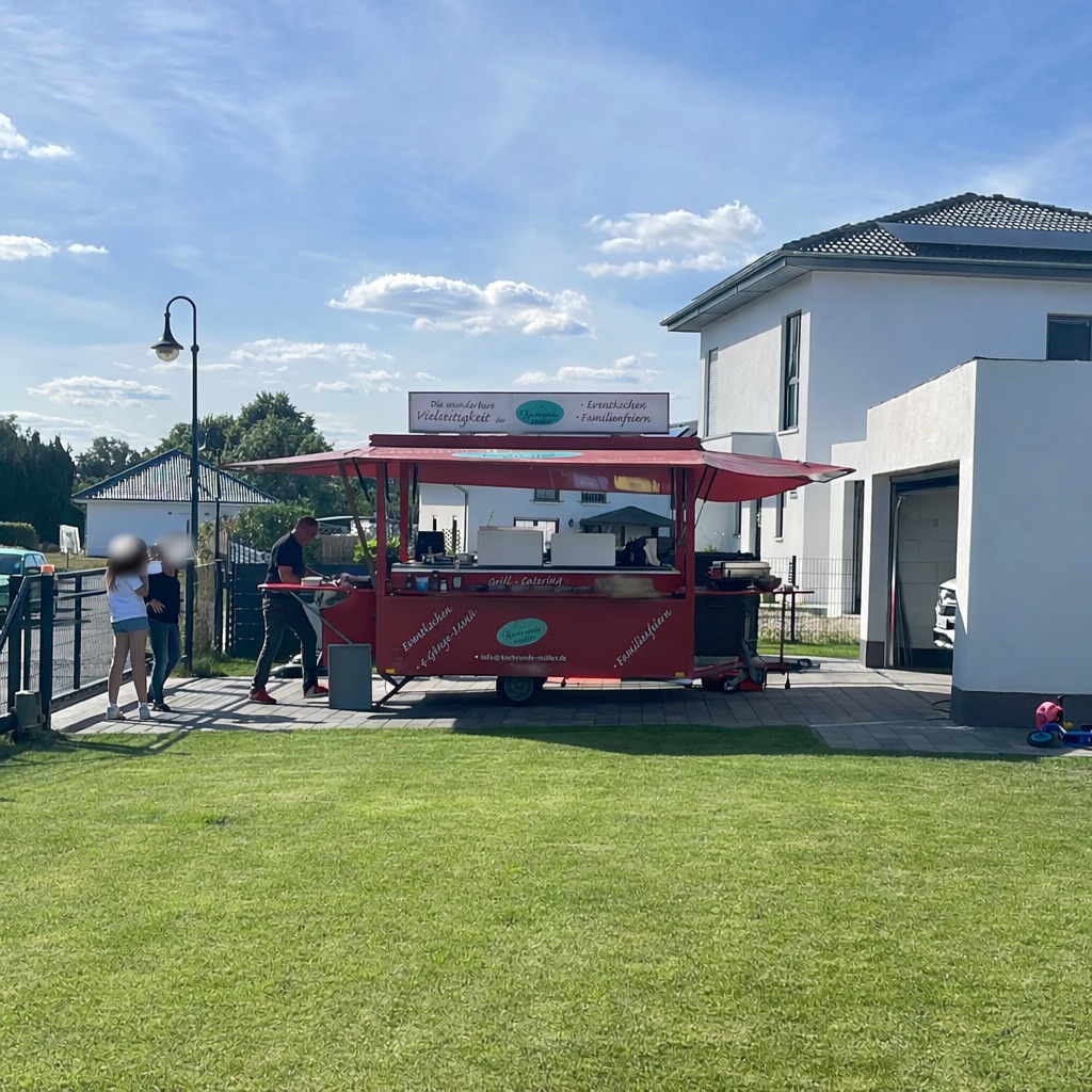 Der rote Grillwagen der Kochrunde Schildow im Einsatz