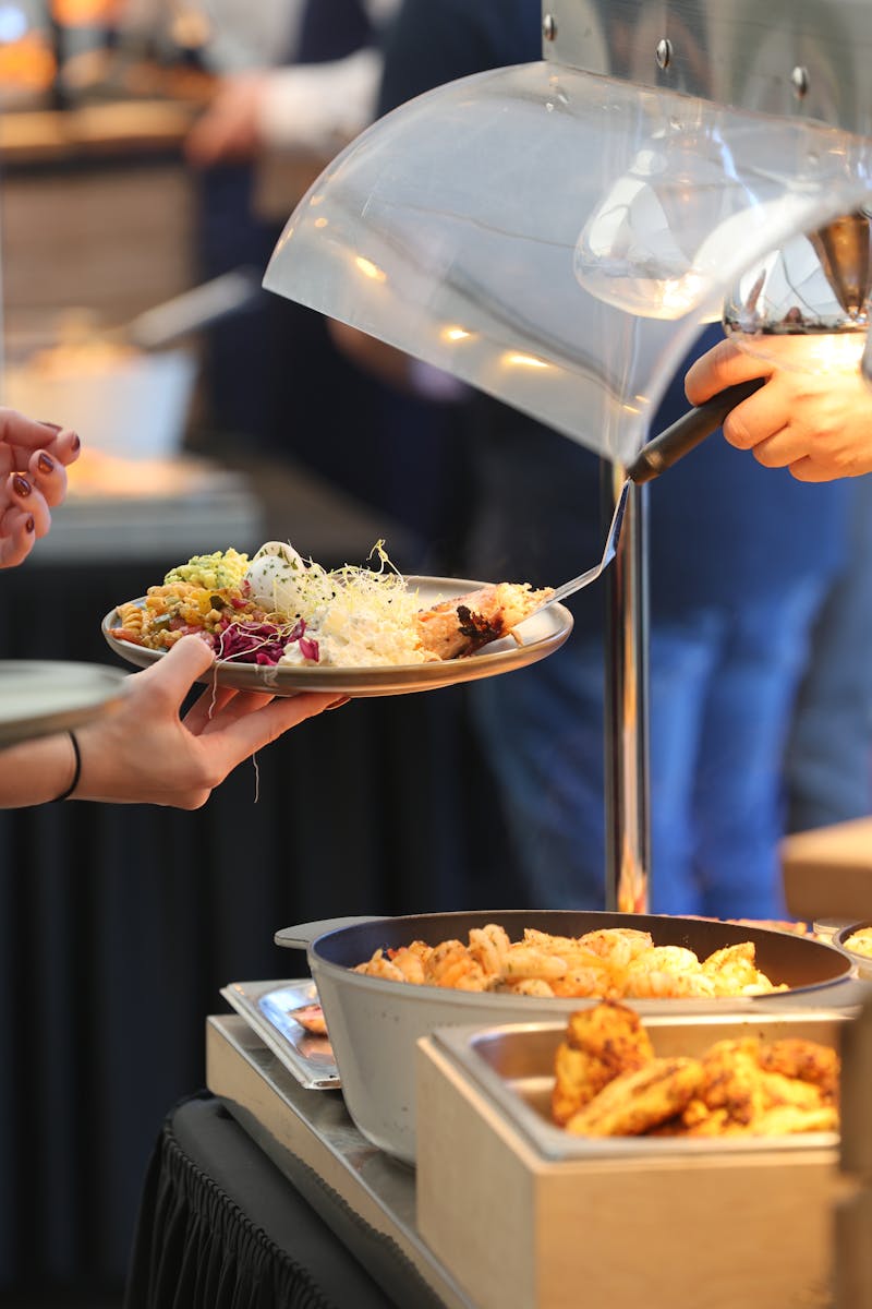 Lebhafte Buffetszene mit Personal, das Speisen serviert